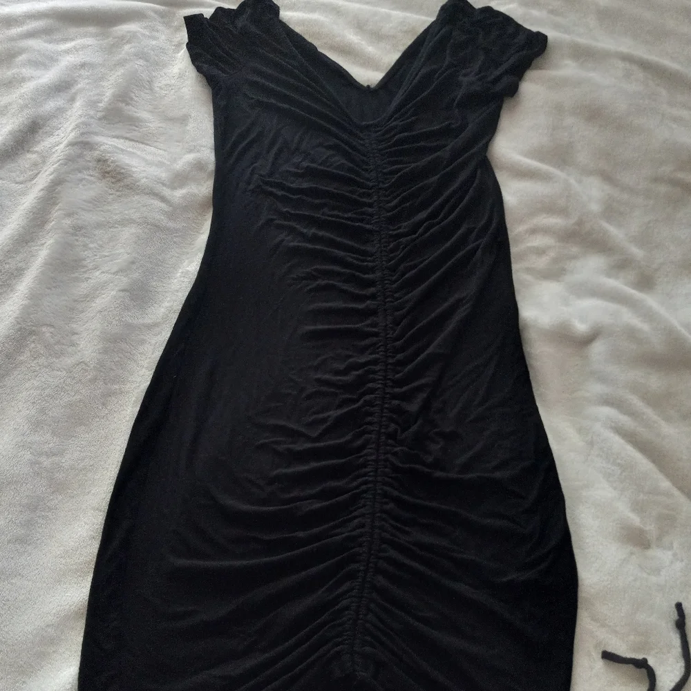 FASHION NOVA BLACK RUCHED SHORT SLEEVE V NECKLINE DRESS. WOMENS SIZE M. - Picture 1 of 10